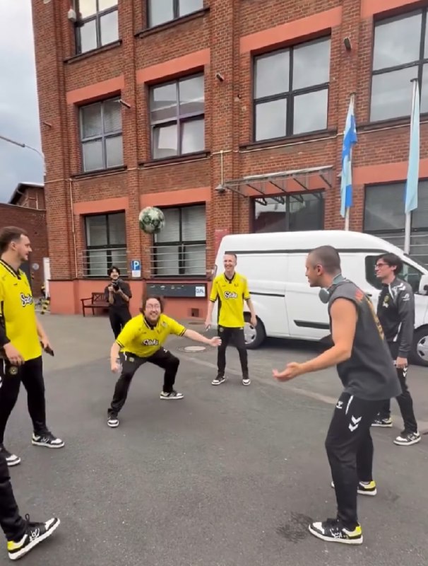 ESL 怎么为 IEM 里约站做了个这么颠的宣传片...两个名梗的笑点解析：1. 当前 CS 赛事 T0 级队伍 Vitality 的赛前热身喜欢玩踢球游戏，因为 ZywOo 的表情是在过于非人类而出名